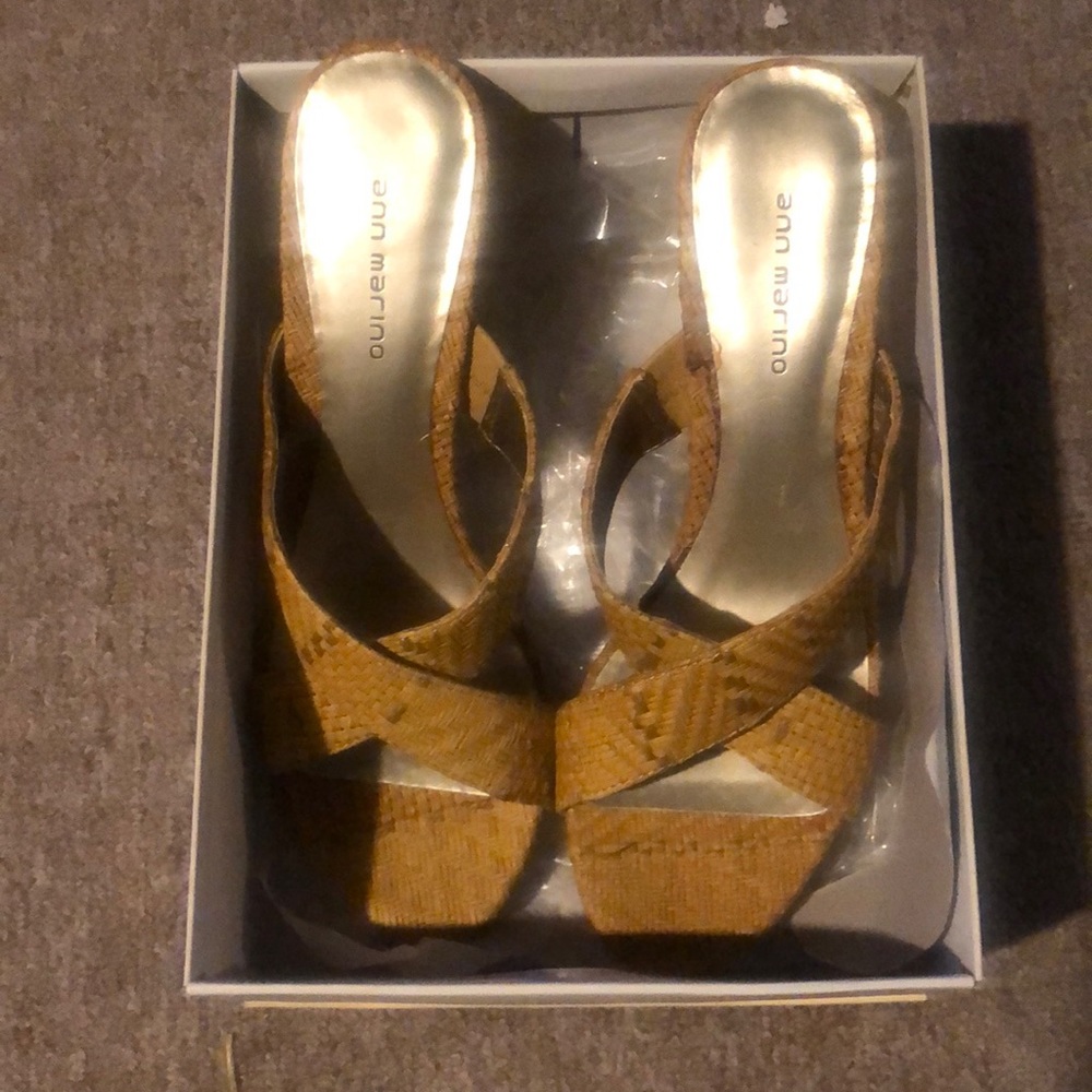 Women’s slip-on color Natural-PS size 10medium price $45